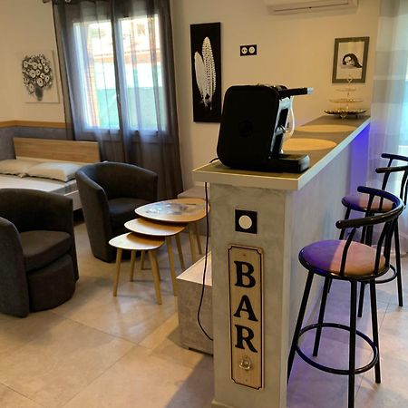 Grand Studio Tres Agreable Avec Bar, Cuisine Et Terrasse Cagnes-sur-Mer Buitenkant foto