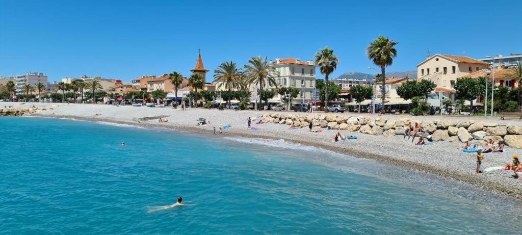 Grand Studio Tres Agreable Avec Bar, Cuisine Et Terrasse Cagnes-sur-Mer Buitenkant foto